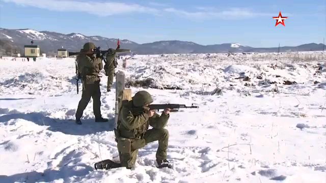战斗无人机,手榴弹发射器和机关枪射击-在北奥塞梯,第58联合武装部队的排和连长的演习正在进行中